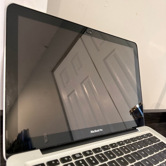 Apple MacBook in Sleek Silver - Picture 2 of 4